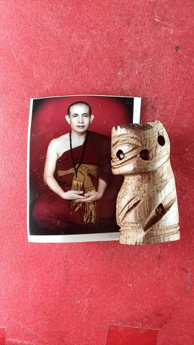 รูปถ่ายติดจีวรเสืออุดผงพุทธคุณ