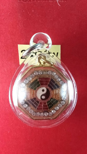  เหรียญยันต์แปดทิศลงยาฝังเพชรรัสเซียครูบาน้อย วัดศรีดอนมูล กันชงกันภัยให้โชคลาภ จ.เชียงใหม่สวยมาก