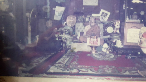 ร.ต.ท.เจริญฯไปกราบลพ.แย้มหลายครั้งก่อนท่านฉันข้าวเช้าและก็เช่าวัตถุมงคลรวมใส่พานใหญ่ๆให้ท่านทั้งเสกท