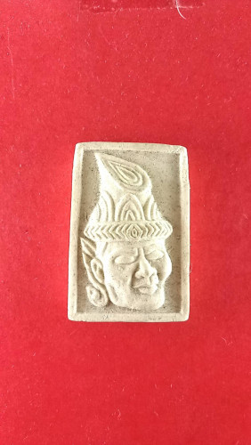 ฤาษีนารอทสี่เหลี่ยมผงพุทธคุณผสมว่านเสน่ห์จันทร์ขาวหลังพระพิฆเนศปี39 สวยมาก