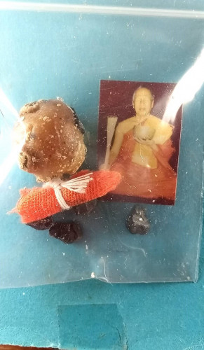 รูปถ่าย-ลูกอม-ตะกรุดจีวร-ก้อนเหล็กไหลเขาอึมครึม