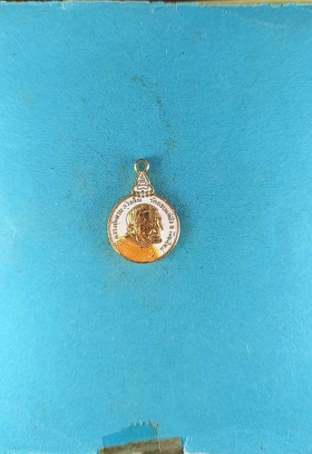 เหรียญกลมจิ๋วลงยาสีขาวลป.แหวนรุ่นเราสู้ปี20มีประสบการณ์