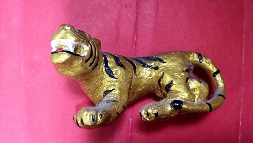 รูปหล่อเสือมหาอำนาจขนาด3นิ้วยันต์จมเต็มตัว