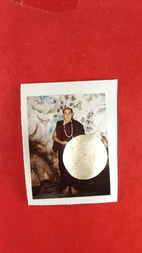 ลูกอมผงพุทธคุณพร้อมรูปถ่ายจีวร