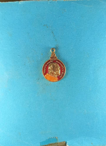 เหรียญกลมจิ๋วครึ่งองค์สีแดงรุ่นเราสูปี20มีปส.