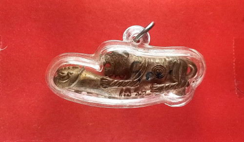 รูปหล่อเสือตัวใหญ่หมอบบนพระศิวลึง 