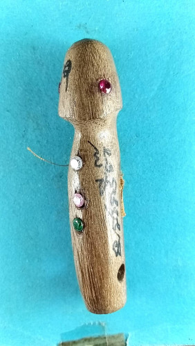 ปลัดขลิกยาว2นิ้วรุ่นแจกผ้าป่าติดจีวรบรรจุเม็ดกันฟ้าผ่า 