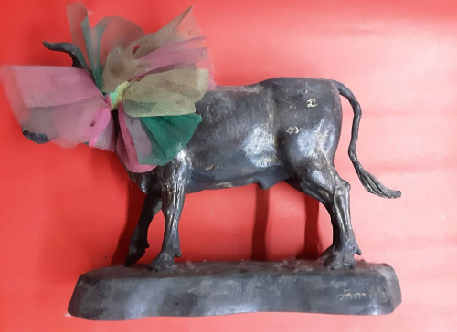 รูปหล่อวัวธนูขนาดบูชาลพ.เหลือ วัดท่าไม้เหนือ มีจารฝังตะกรุด3ดอก สวยสมบูรณ์