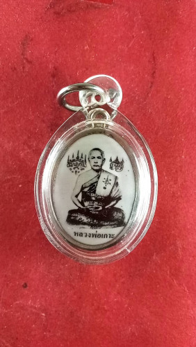 ล็อกเก็ตเต็มองค์หลังติดหนังเสือปี53มีจารที่หนังเสือ