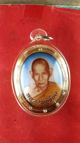 ล็อกเก็ตหลังกะทะครึ่งองค์ฝังพลอย