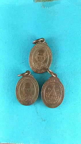 เหรียญเม็ดแตงครึ่งองค์ปี33 องค์ละ200.