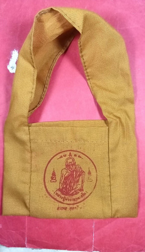 ย่ามน้อยเพิ่มพูลทรัพย์เย็บจากจีวรท่านสร้างน้อยพกติดตัวกันภัยให้โชคลาภสวยเดิม 