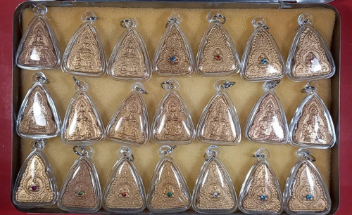 พระสูตรใหญ่สีทองมวลสารเช่น ข้าวสารหิน แร่เหล็กไหล พระธาตุทรายเสกพุทธคุณครอบจักรวาลนิยม