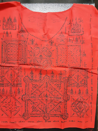 เสื้อยันต์สีแเดงตัวใหญ่มีจารสวยสมบูรณ์ 