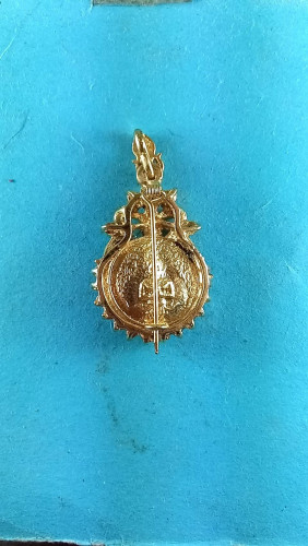 ล็อกเก็ตครึ่งองค์ลงยาล้อมเพชรหลังเทพพนมสวยมาก 1