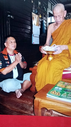 ร.ต.ท.เจริญฯไปกราบลพ.พร้า วัดโคกดอกไม้ จ.ชัยนาท