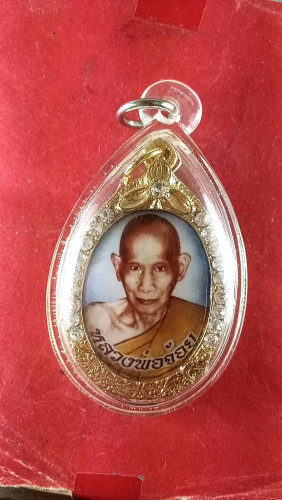 ล็อกเก็ตล้อมเพชรครึ่งองค์