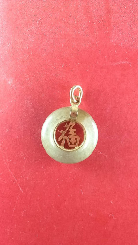 จี้หยกเลี่ยมทองไม่ลอกพรัอมด้วยอักษรจีนอ่านว่าผิงอันแปลว่าโชคดีเหมาะสำหรับสตรีสวยมาก 