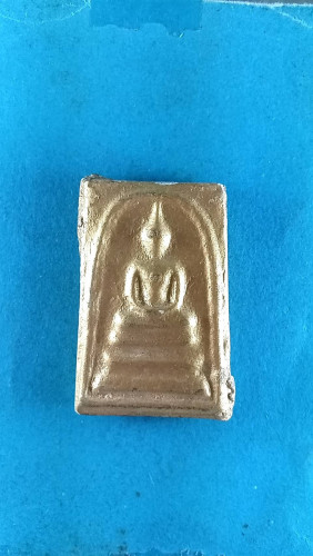 สมเด็จสามชั้นทาทองเนื้อผงวัดระฆังฯผงบางขุนพรหมที่ชำรุด ท่านจะเห็นกัอนผงทุกด้านขององค์พระหายากดูง่ายส