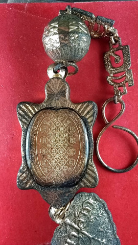 เหรียญเต่าปลดหนี้กะไหล่ทองลป.หลิวปี40กรรมการแขวนไว้หน้าร้านนาน26ปีโค๊ตตัวพุท สมัยก่อนผมหนี้เยอะมากปั 1