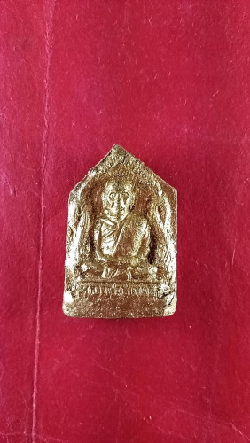 พระผงรูปเหมือนห้าเหลี่ยมปิดทองเดิมแจกกรรมการ