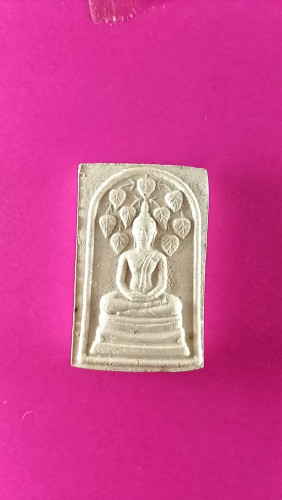 สมเด็จปรกโพธิ์ทรงแผ่นดินหลังรูปเหมือนนิยม