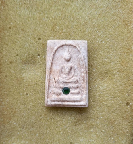 สมเด็จสามชั้นฝังพลอยจันทน์บุรีหายากดูง่าย