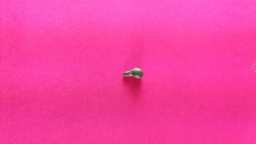 เม็ดกันฟ้าผ่า กันภัย ให้โชคลาภ ( ดาวนายพันทุกดวงรรจุเม็ดกันฟ้าอยู่เวลาเขย่าดาวจะมีเสียงดัง )