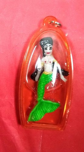 รูปเหมือนนางเงือกเพ้นท์สีสูง4นิ้วแกละจากกระดูกช้างมีจารแช่น้ำมันพรายหายาก 