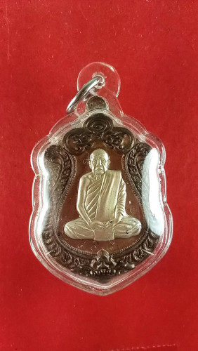 เหรียญเสมาเต็มองค์นวะหน้าเงินรุ่นสร้างบารมีปี57หมายเลข404 สวยมาก
