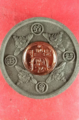 พระผงว่านดวงตาพิชิตมารปราบอาถรรพณ์ สุริยันต์จันทราปี49