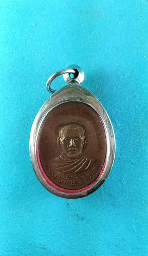 เหรียญรูปไข่ครึ่งองค์รุ่น1ปี21มีประสบการณ์ 