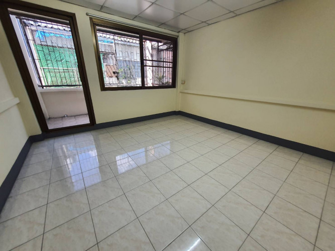 (บ้านเช่าไปแล้ว) ตึกแถวสาทรให้เช่าถูก ตึกแถว 3 ชั้นครึ่ง สภาพดีมากพร้อมอยู่ใกล้ รถไฟฟ้า BTSเซ็นต์หลุ 3