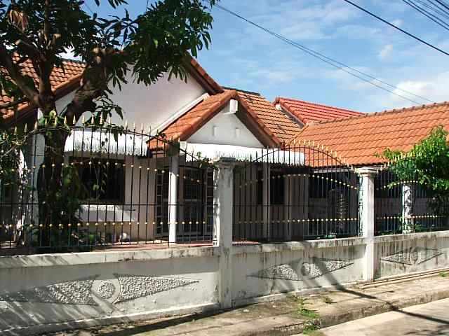 (ให้เช่าแล้ว) บ้านเช่าศรีนครินทร์ / บ้านเดี่ยวขนาดน่ารัก หมู่บ้านปลาทอง ริมถนนสภาพดีพร้อมอยู่