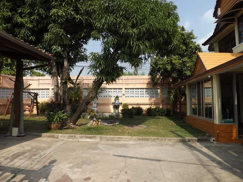 (บ้านเช่าไปแล้ว) บ้านเช่ารามคำแหง / บ้านเดี่ยวให้เช่าสำหรับทำธุรกิจ กว้างขวาง จอดรถได้ 10 กว่าคัน 4