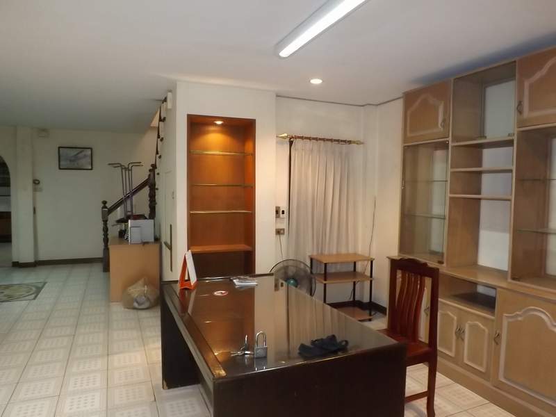 (บ้านเช่าไปแล้ว) บ้านเช่ารามคำแหง / บ้านเดี่ยวให้เช่าสำหรับทำธุรกิจ กว้างขวาง จอดรถได้ 10 กว่าคัน 8