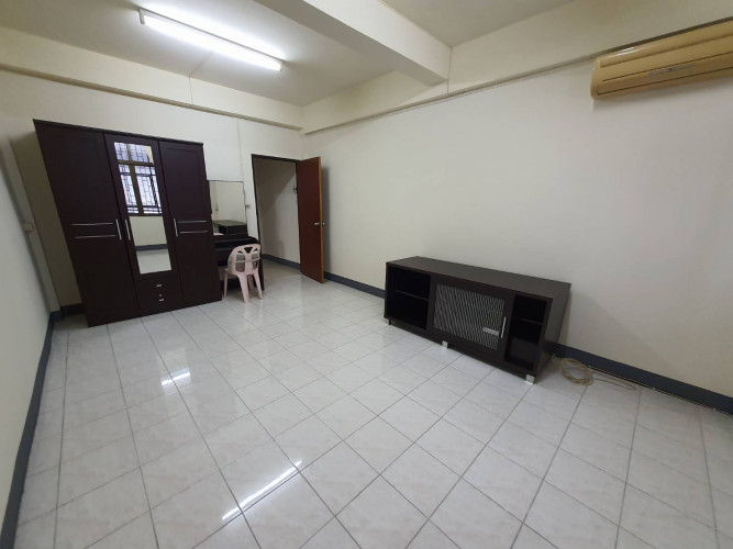 (บ้านเช่าไปแล้ว) ตึกแถวสาทรให้เช่าถูก ตึกแถว 3 ชั้นครึ่ง สภาพดีมากพร้อมอยู่ใกล้ รถไฟฟ้า BTSเซ็นต์หลุ 6