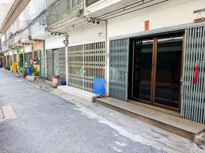 (บ้านเช่าไปแล้ว) ตึกแถวสาทรให้เช่าถูก ตึกแถว 3 ชั้นครึ่ง สภาพดีมากพร้อมอยู่ใกล้ รถไฟฟ้า BTSเซ็นต์หลุ 1