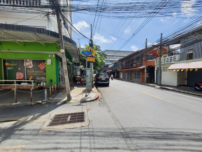 (บ้านเช่าไปแล้ว) ตึกแถวสาทรให้เช่าถูก ตึกแถว 3 ชั้นครึ่ง สภาพดีมากพร้อมอยู่ใกล้ รถไฟฟ้า BTSเซ็นต์หลุ 2