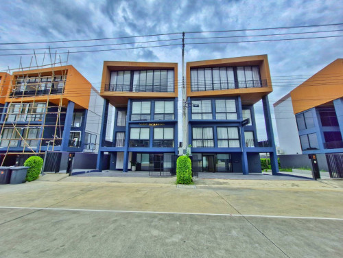 HOME OFFICE / PENTHOUSE ใกล้สนามบินสุวรณภูมิ ขาย/ให้เช่า มี 2หลังติดกัน โครงการหรู WERKK กิ่งแก้ว-สุ 1