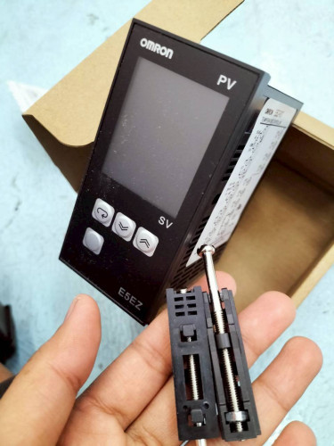 OMRON TEMPERATURE CONTROLLER MODEL: E5EZ-R3T 100-240VAC ราคา 2,500.00 บาท