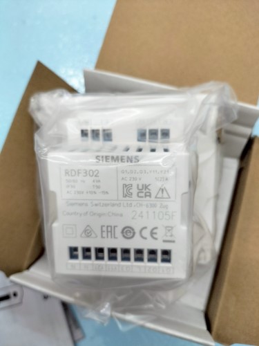 SIEMENS ROOM THERMOSTAT MODEL: RDF302 AC230V ราคา 9,500.00 บาท