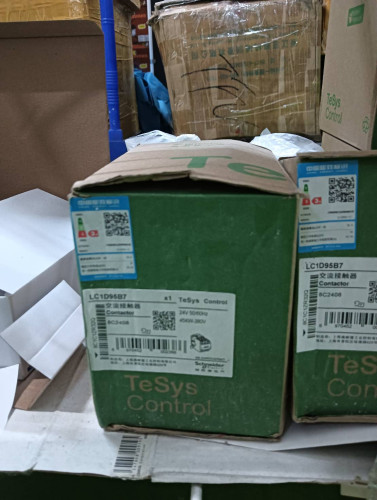 SCHNEIDER CONTACTOR MODEL: LC1D95B7C 24V ราคา 3,200 บาท