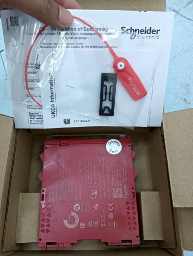 SCHNEIDER SAFETY RELAY MODEL: XPSUS12AP 24VAC/DC ราคา 14,800 บาท