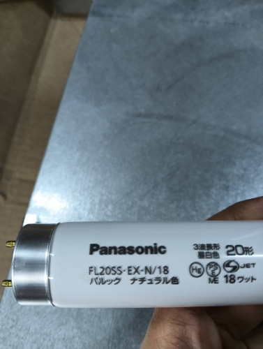 PANASONIC หลอดไฟ MODEL: FL20SS-EX-N/18 FLUORESCENT LIGHTS ราคา 1,400.00 บาท