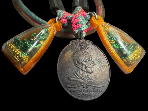 ตะกรุด 4 ดอก ชุดพระแก้วมรกต พร้อมเหรียญรุ่นแรก ลป.เจียม พิมพ์ ๑ พระอาทิตย์นูน เนื้อทองแดง ออกปี 18