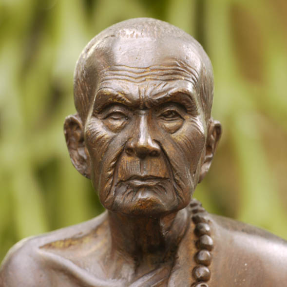 พระบูชา หลวงปู่หมุน วัดบ้านจาน ขนาด ๕ นิ้ว รุ่น เสาร์ ๕ บุชาครู ออกปี ๔๓ หมายเลข ๓๘๕ พร้อมบัตร 1