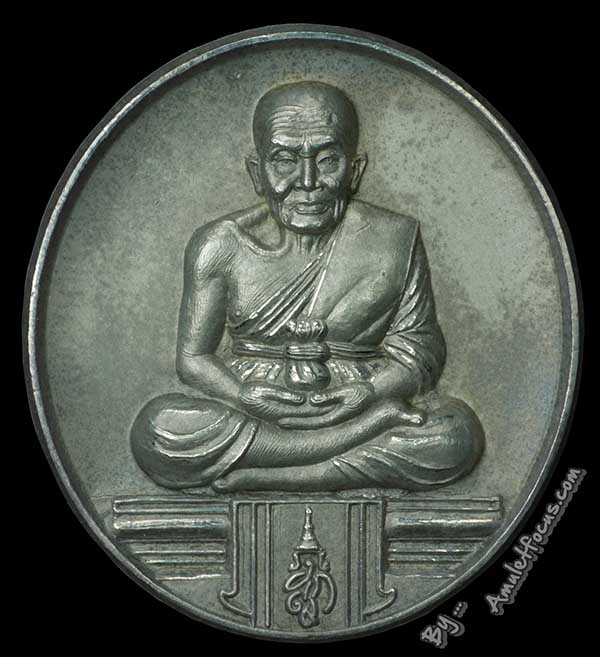 เหรียญหลวงพ่อทวดหลังพระนามาภิไธย สก.เนื้อชุบเงินพ่นทราย วัดห้วยมงคล ออกปี 47 1