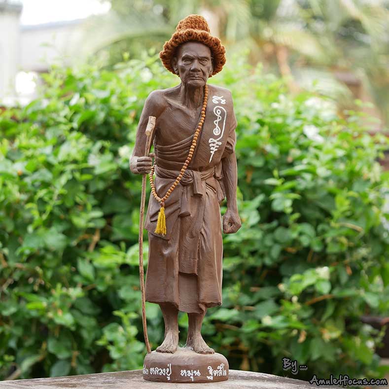 พระบูชายืน 19 นิ้ว เนื้อผงเหล็กน้ำพี้ ลป.หมุน รุ่น ไตรมาสรวยทันใจ ออกวัดป่าฯ ปี 43 No.43 พร้อมบัตร