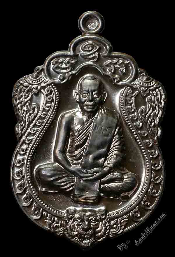 เหรียญเสมาฉลองอายุครบ 6 รอบ หลวงพ่อสาคร เนื้อนวโลหะ ออกวัดหนองกรับ ปี 2553 No.216 1